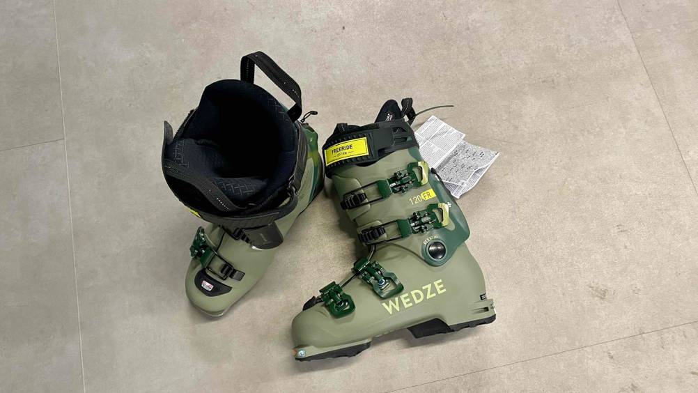 Skischuhe getestet: Ein Schuh von oben, einer liegend von der Seite.