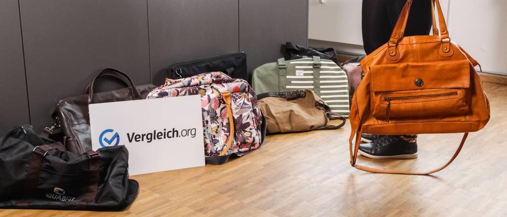 Weekender-Test: Diverse Weekender stehen vor einer grauen Schrankwand. 