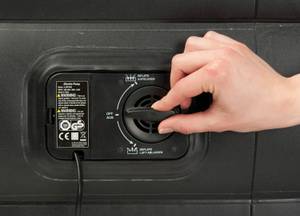 Die integrierte Pumpe eines Wehncke Luftbetts wird getestet.