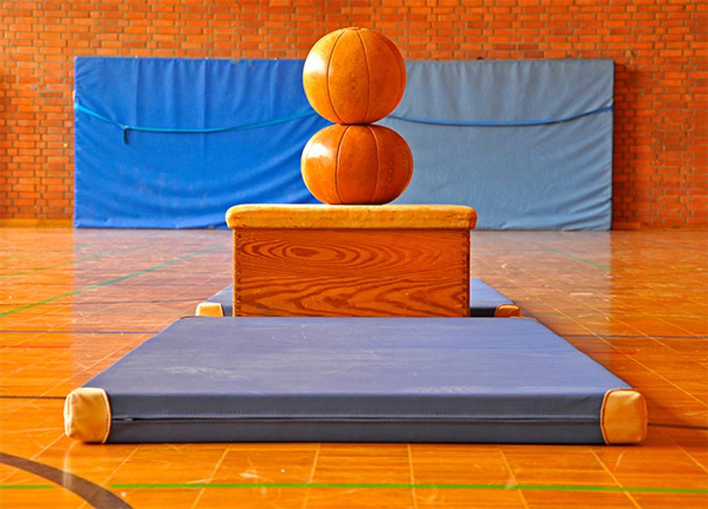 Weichbodenmatten im Test: Eine Turnhalle mit verschiedenen Weichbodenmatten. An der Wand dickere Modelle, auf dem Boden liegend dünne Varianten.
