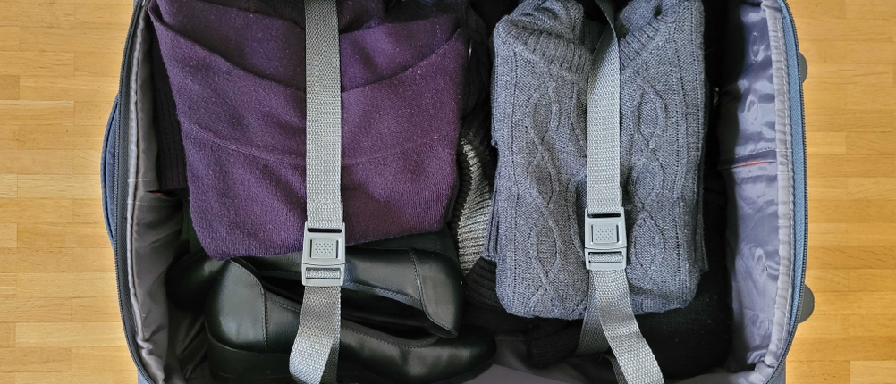 Klamotten im geöffneten Weichschalenkoffer.