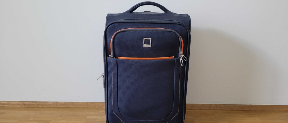 Weichschalenkoffer geschlossen, steht an der Wand.