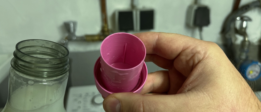 Nahaufnahme der Dosierkappe des veganen Weichspülers von Ecover.