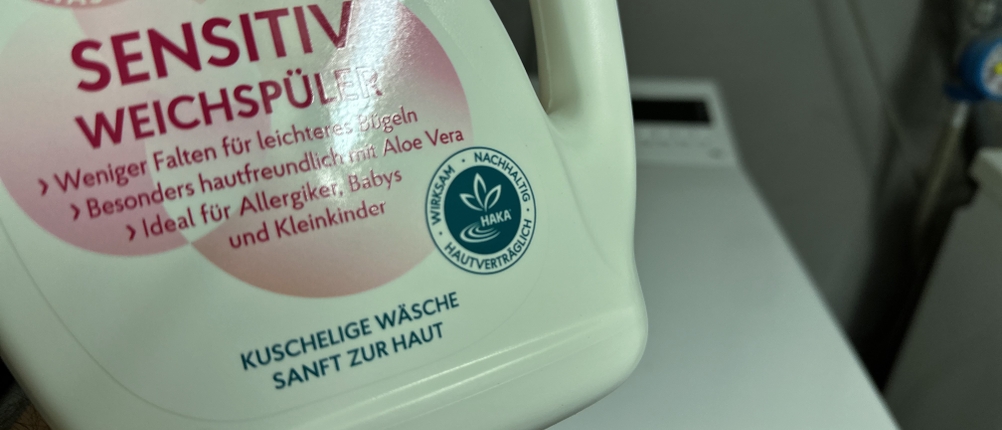 Nahaufnahme eines Nachhaltigkeitssiegels des Weichspülers von HAKA.