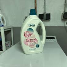 Ein möglicherweise veganer Weichspüler von HAKA steht auf einer Waschmaschine.