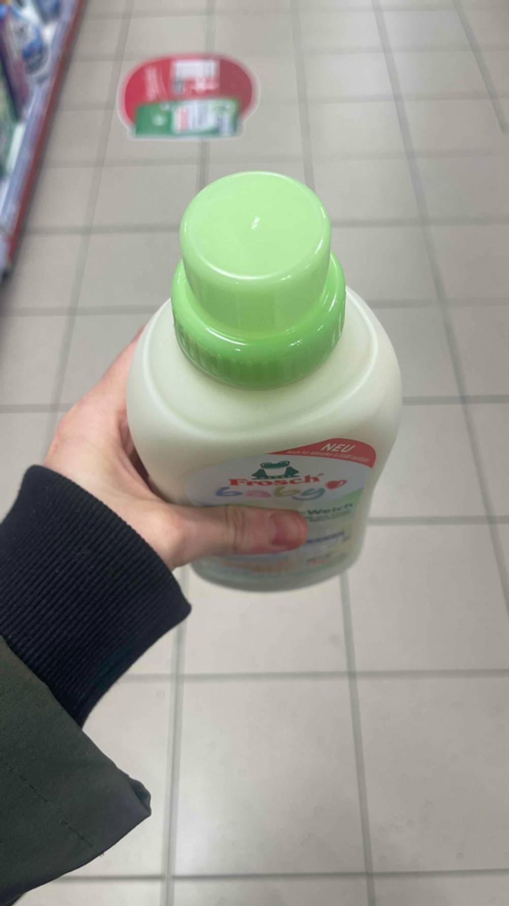 Ansicht von oben auf die hellgrüne Dosierkappe auf der weißen Flasche mit dem veganen Weichspüler im Test.