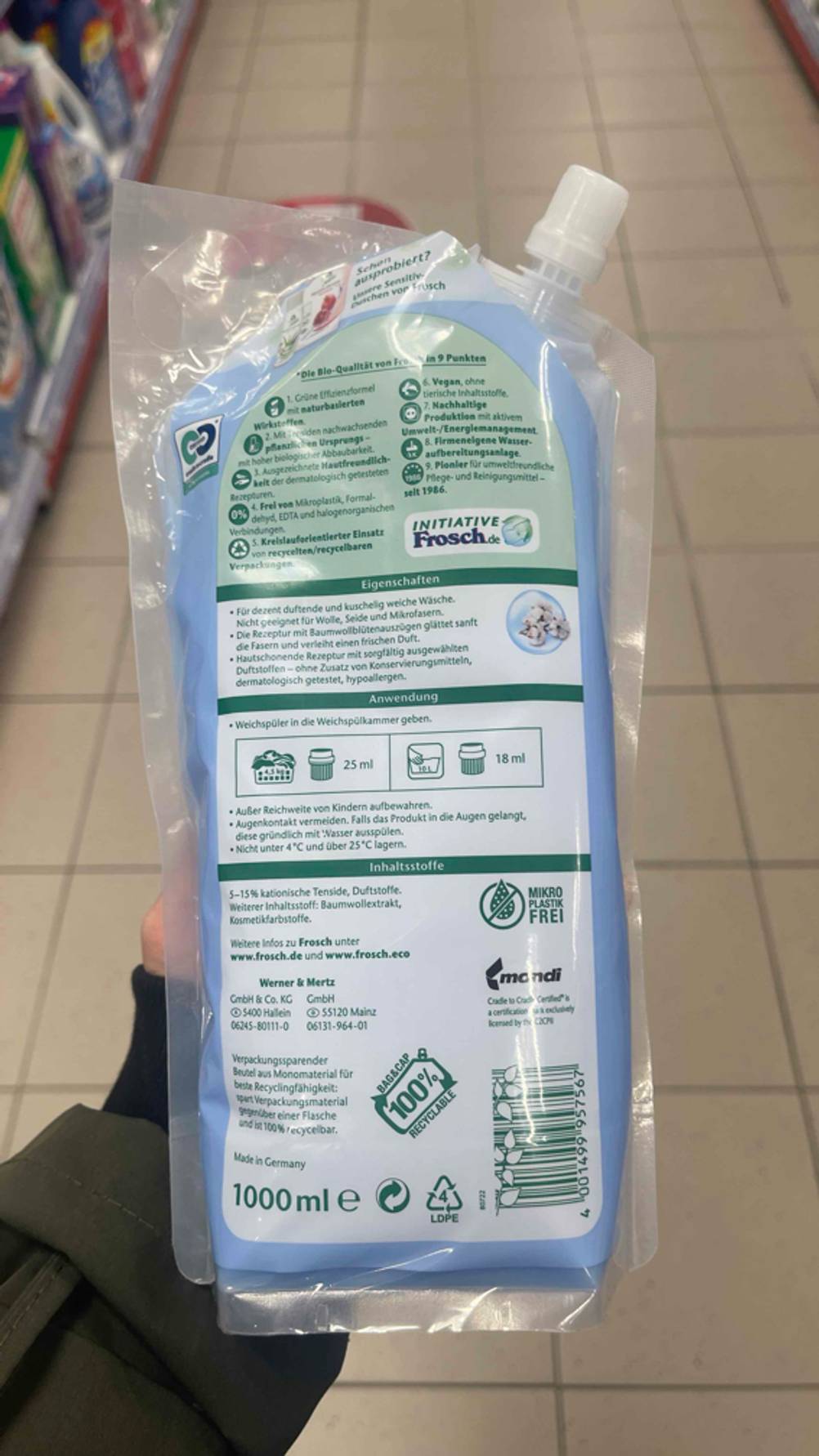Ansicht der Produktbeschreibung auf dem Nachfüllbeutel mit dem getesteten veganen Weichspüler.