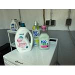 Getestete vegane Weichspüler stehen nebeneinander auf einer Waschmaschine.