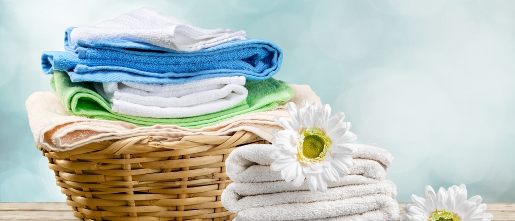 Ein Stapel von Wäsche die mit veganem Weichspüler gewaschen wurde