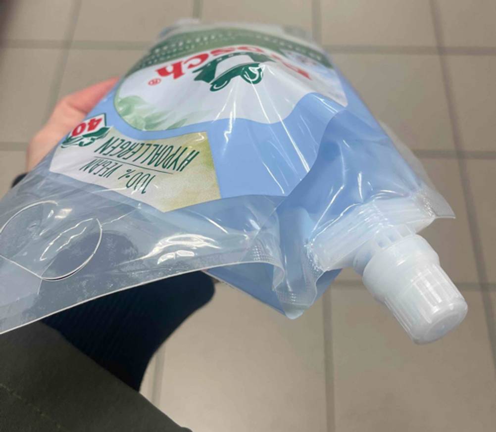 Nahaufnahme des Schraubverschlusses eines Nachfüllbeutels mit dem getesteten veganen Weichspüler.