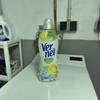 Eine Flasche veganer Weichspüler von Vernel steht auf einer Waschmaschine.