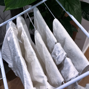 Verschiedene Wäsche hängt auf einem Wäscheständer.