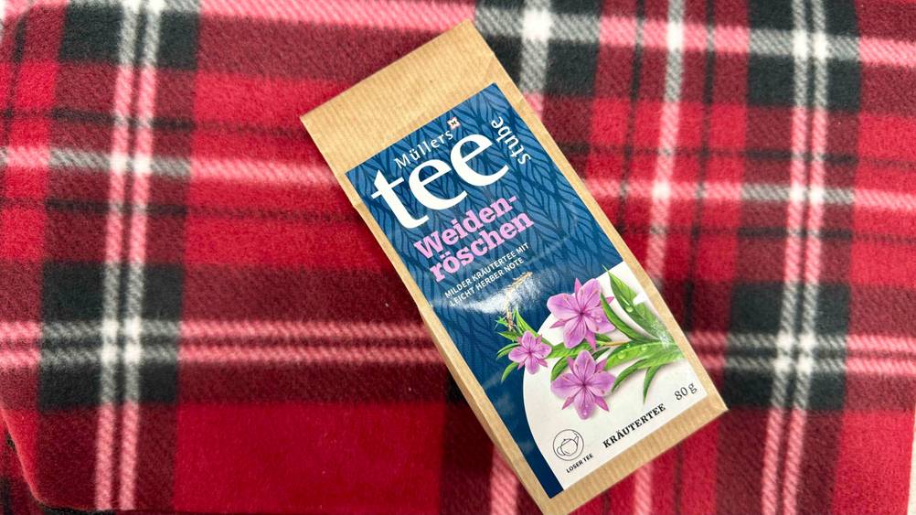 Weidenröschen-Tee getestet: Eine Packung auf einer rot-weiß karierten Decke.