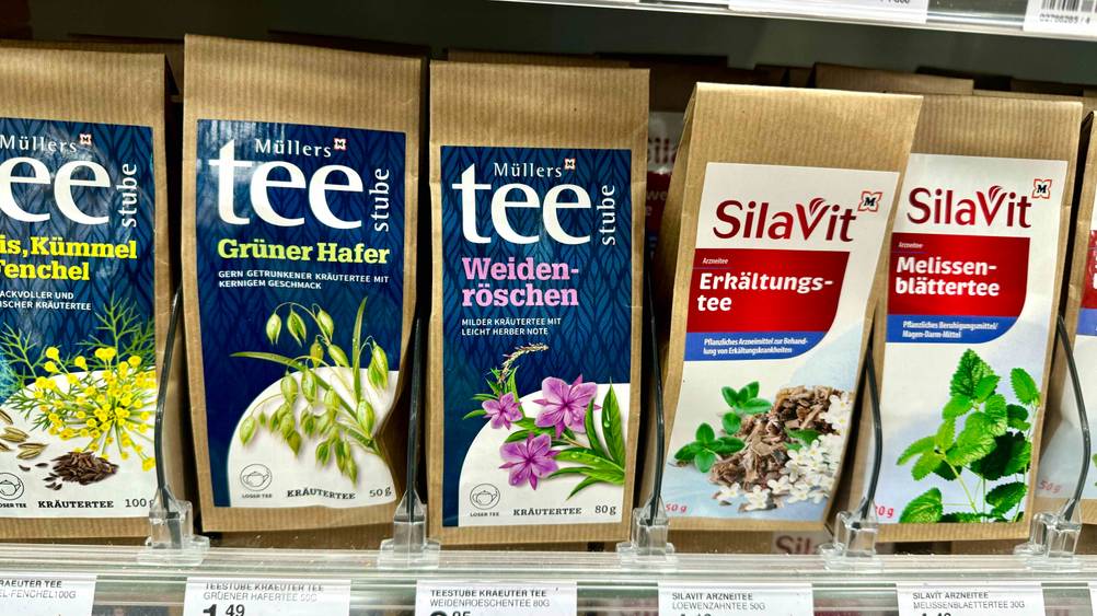 Eine Packung Weidenröschen-Tee im Test steht zwischen anderen Produkten im Regal.