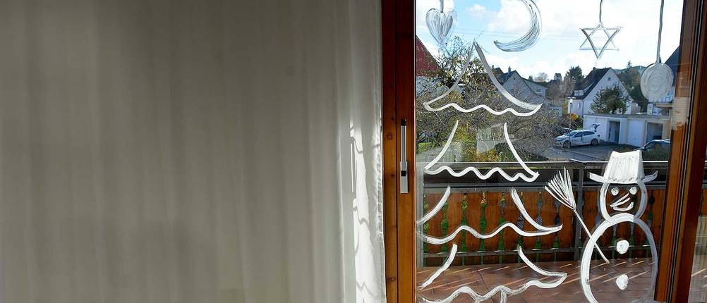 weihnachtsdeko-selber-machen-fuer-draussen-fenster-bemalt