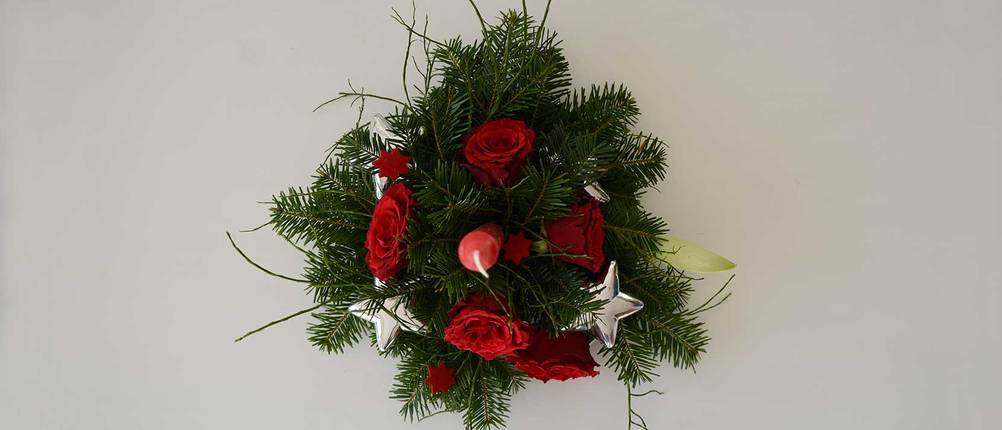 weihnachtsdeko-selber-machen-fuer-draussen-gesteck-vor-tuer