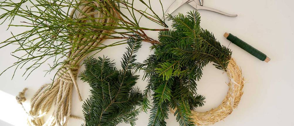 weihnachtsdeko-selber-machen-fuer-draussen-kranz-haengend