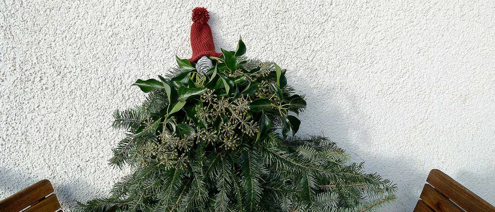 weihnachtsdeko-selber-machen-fuer-draussen-tannenzweigen-wichtel