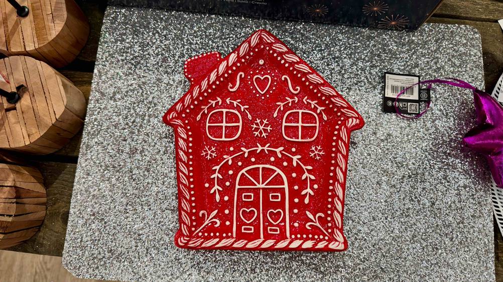 Das getestete Weihnachtsgeschirr von oben auf einer grauen Fläche.