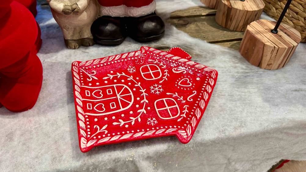 Weihnachtsgeschirr getestet: Ein Teller liegt horizontal auf einem Tisch.