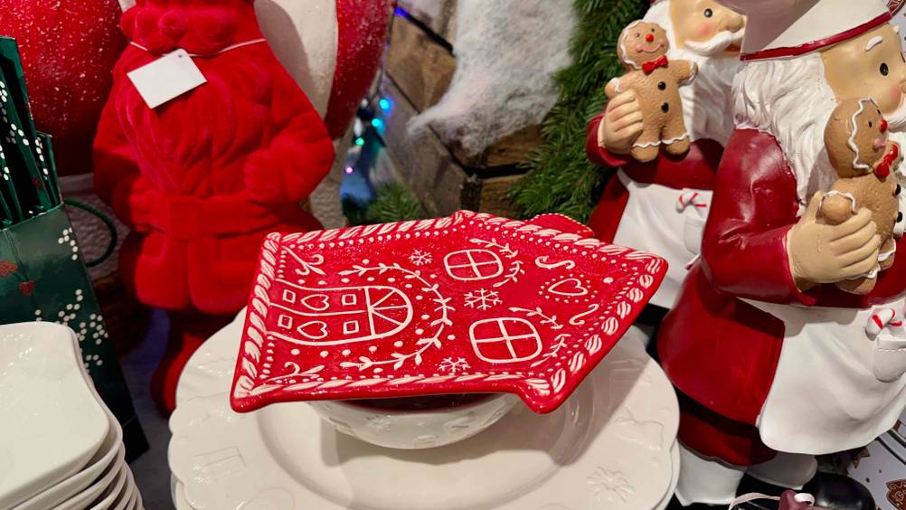 Auf weißen Geschirr liegt ein Teller des getesteten Weihnachtsgeschirrs.