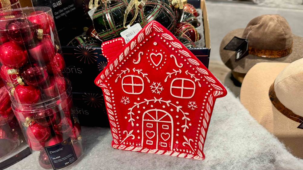 Das getestete Weihnachtsgeschirr neben Weihnachstkugeln.