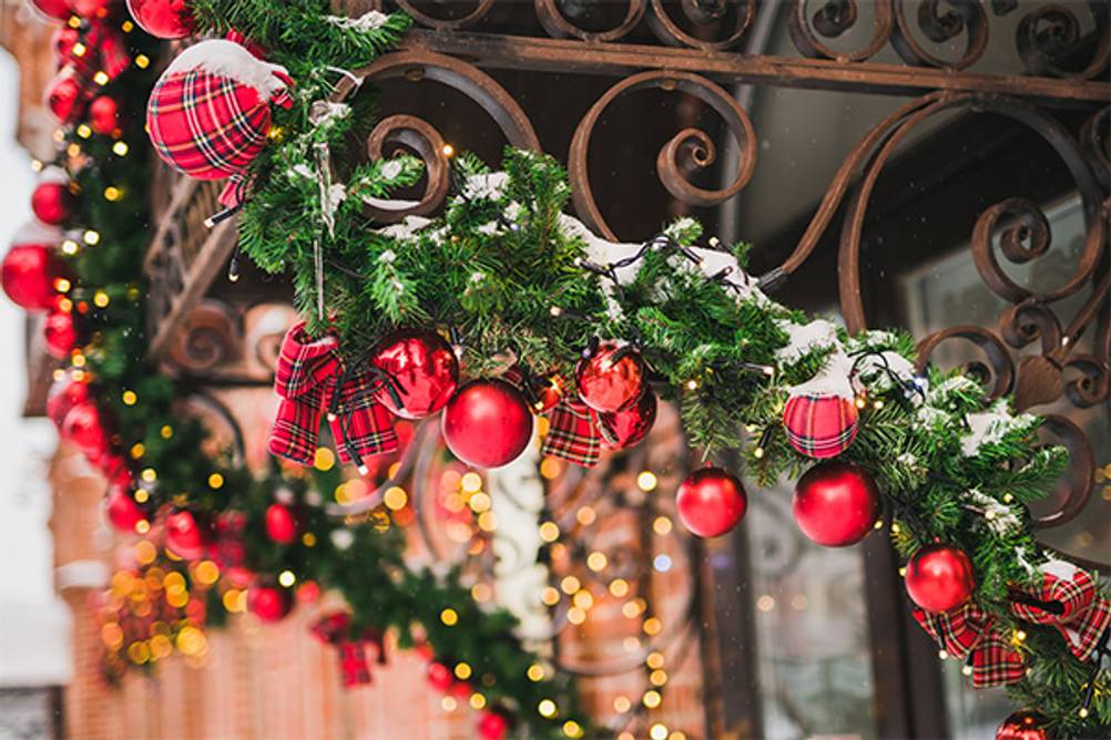 Weihnachtsgirlande im Test: Eine mit roten Kugeln und Deko geschmückte Weihnachtsgirlande.
