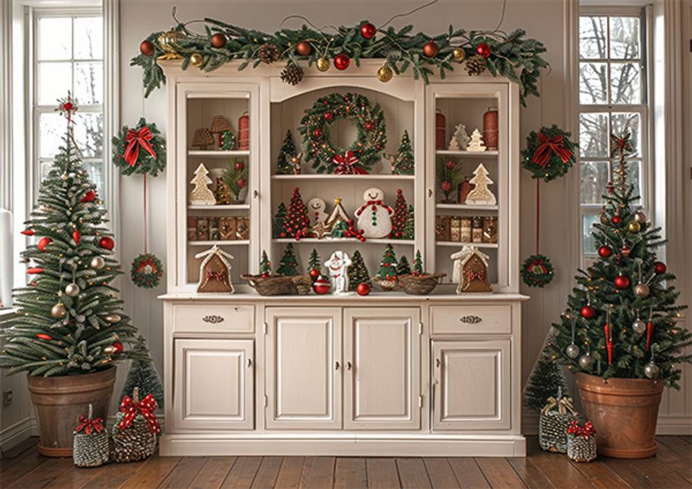 Weihnachtsgirlande im Test: Ein weißer Schrank, der mit einer Weihnachtsgirlande dekoriert ist. Danben zwei Tannenbäume.