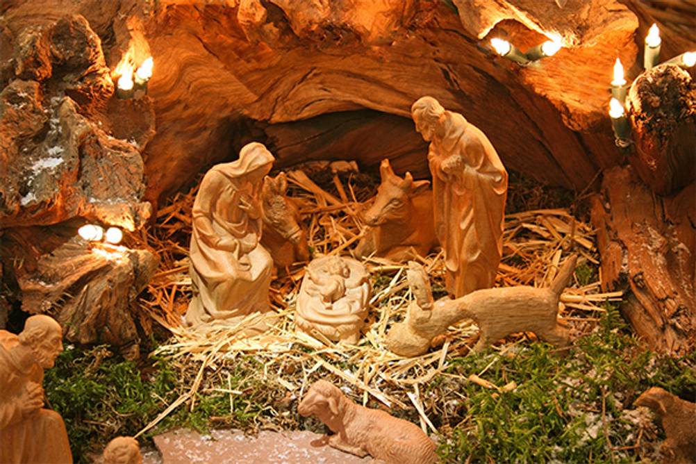 Weihnachtskrippe im Test: Eine Holzkrippe mit unlackierten Figuren.