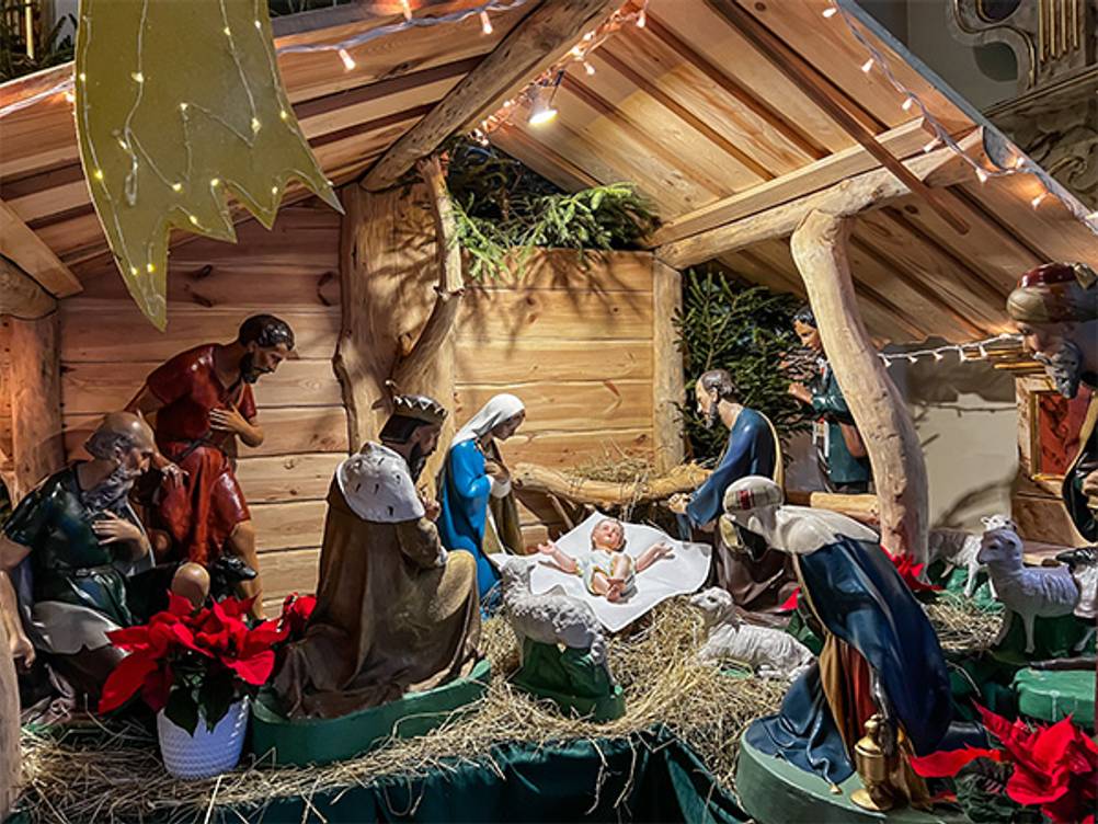 Weihnachtskrippen im Test: Eine Holz-Krippe mit Beleuchtung und lackierten Figuren.