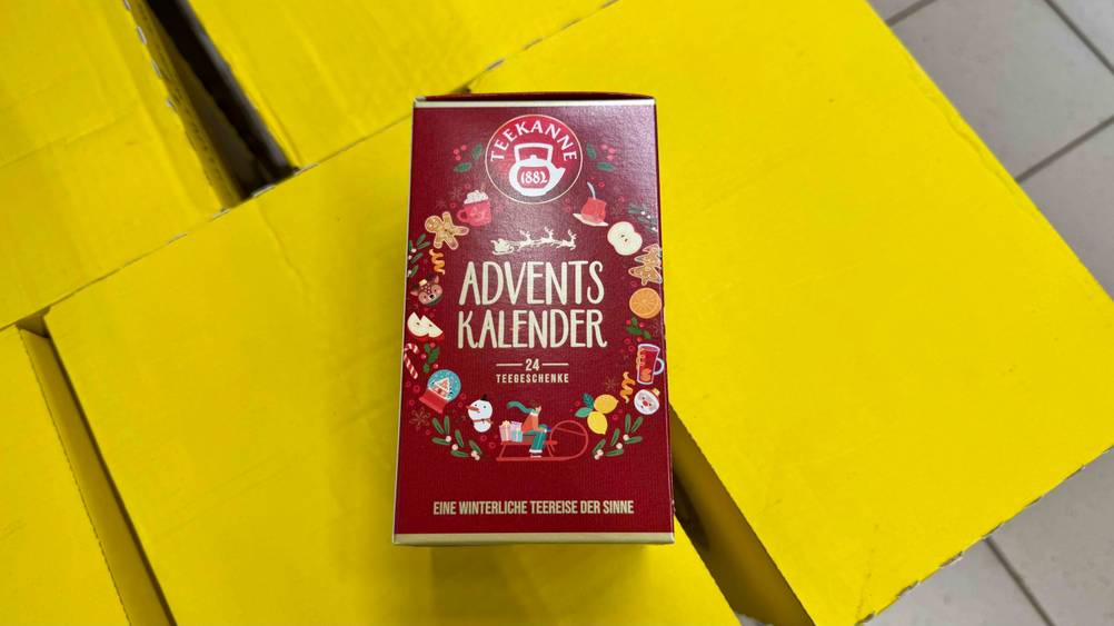 Weihnachtstee im Test: Eine Packung liegt auf einer gelben Fläche.