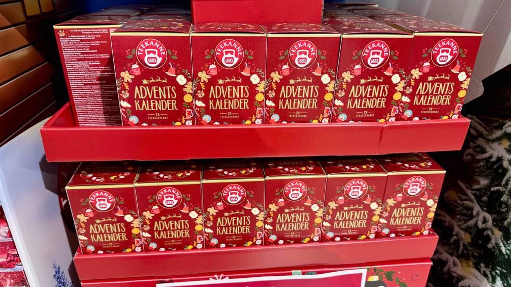 Mehrere Packungen des getesteten Weihnachtstees in einem Karton.
