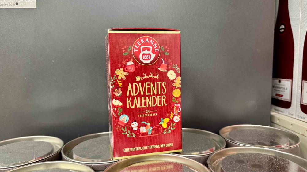 Eine Packung des getesteten Weihnachtstees vor einer grauen Wand.