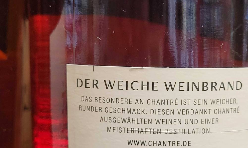 Nahaufnahme der Informationen auf der Rückseite der Flasche des Weinbrands im Test.