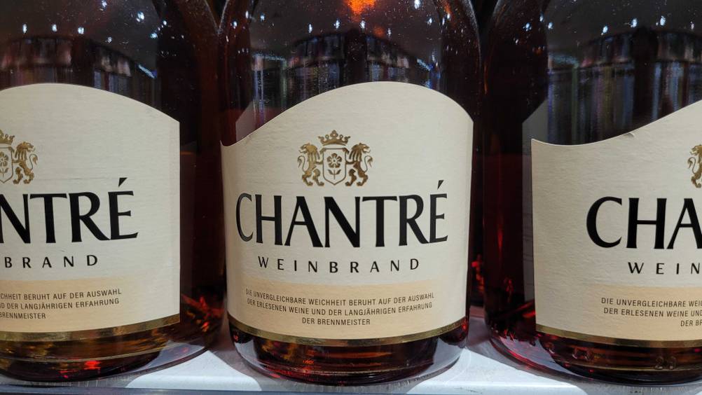 Weinbrand getestet: Nahaufnahme des Labels auf der Vorderseite der Flasche.
