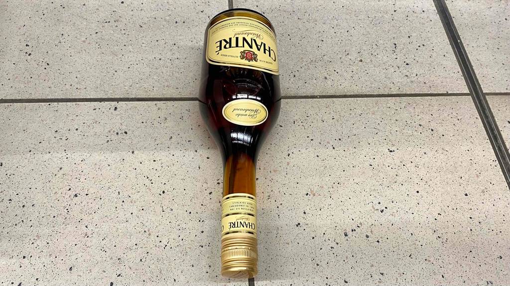 Weinbrand im Test: Auf dem Boden lieg eine Flasche Weinbrand.