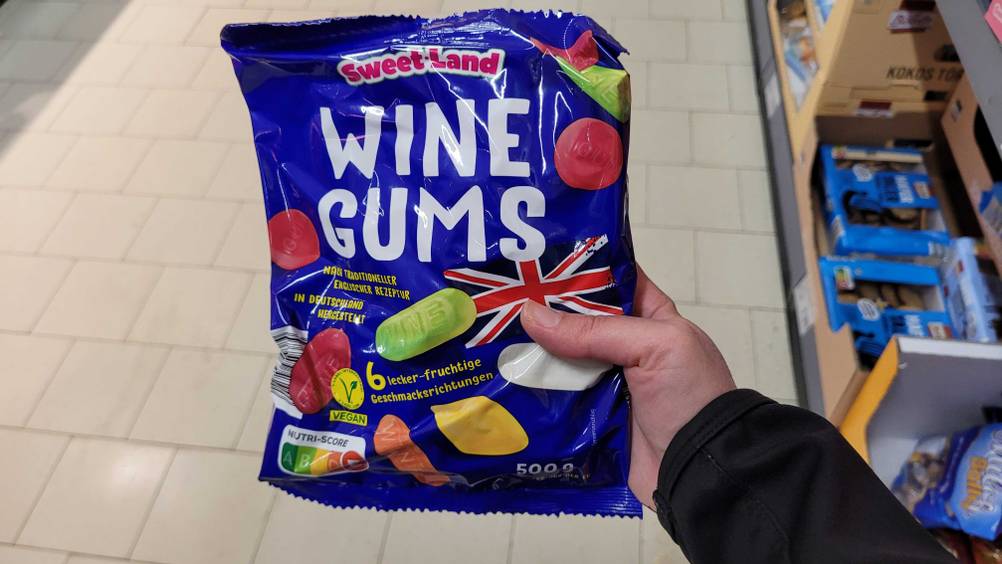 Eine Hand hält eine Packung der getesteten Weingummis.