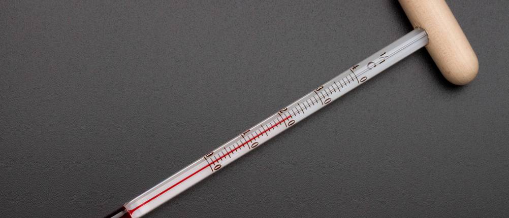 Weinthermometer im Test: Hier ist ein analoges Thermometer zu sehen.
