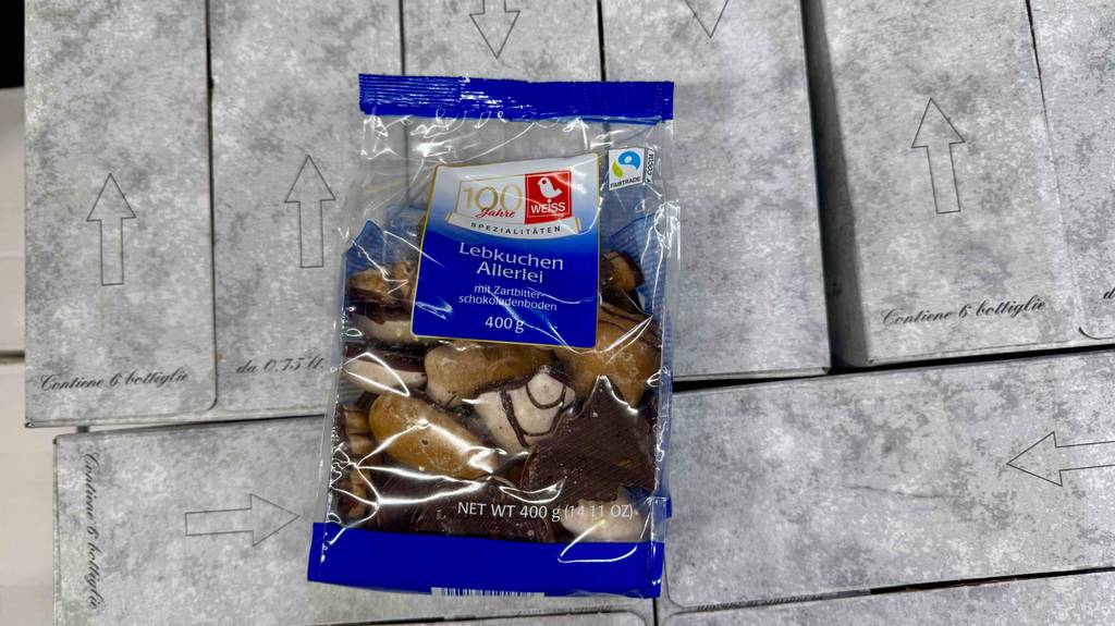 Eine transparente Packung Weiss-Lebkuchen liegt zum testen auf Weinkartons.