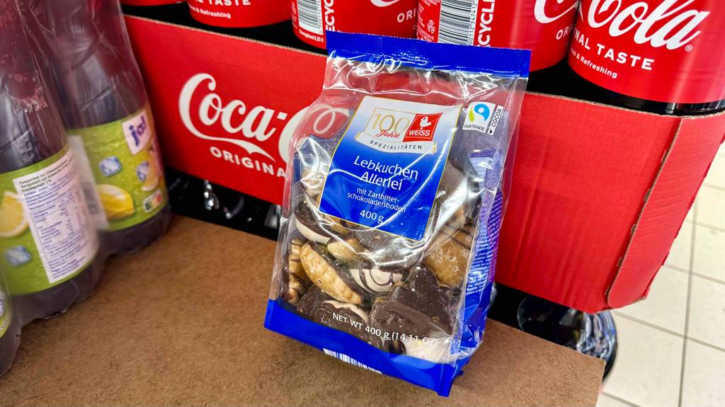 Im Test: Eine Packung Weiss-Lebkuchen steht vor mehreren Getränkeflaschen.