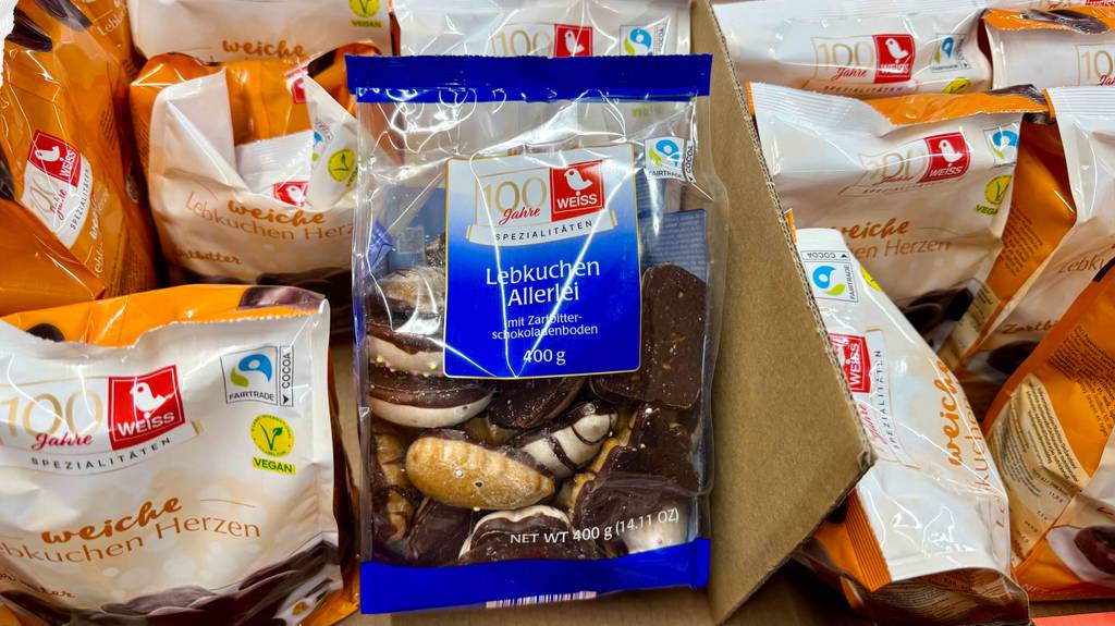Weiss-Lebkuchen im Test: Mehrere Packungen unterschiedlicher Sorten liegen in einem Regal.