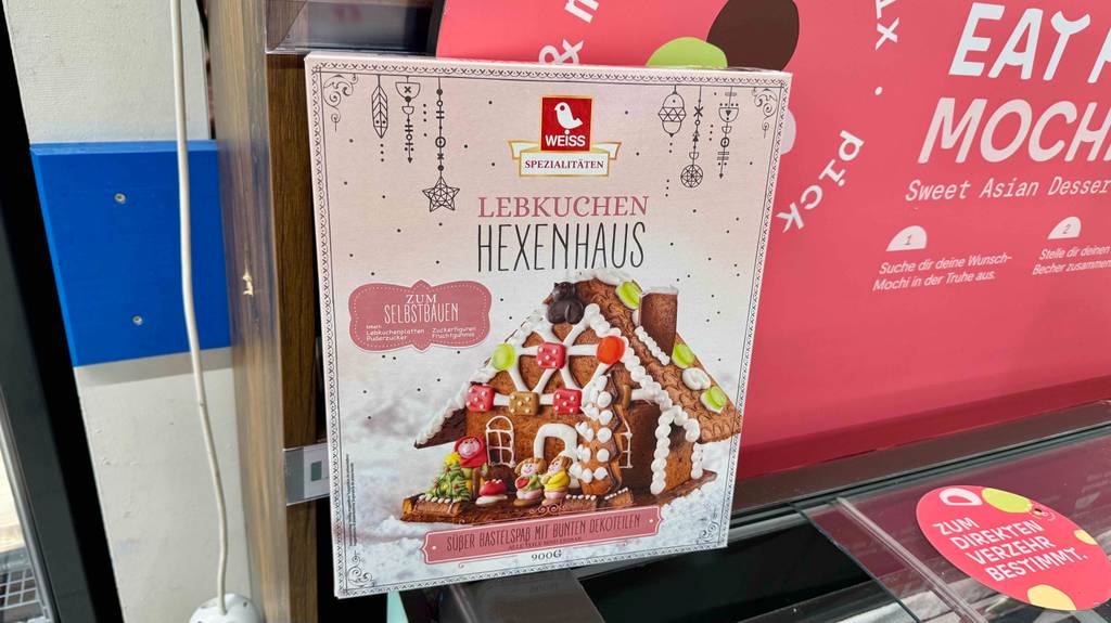 Test: Das Lebkuchenhaus zum Zusammenbauen in der 900-g-Schachtel steht in der Süßwarenabteilung eines Supermarktes.