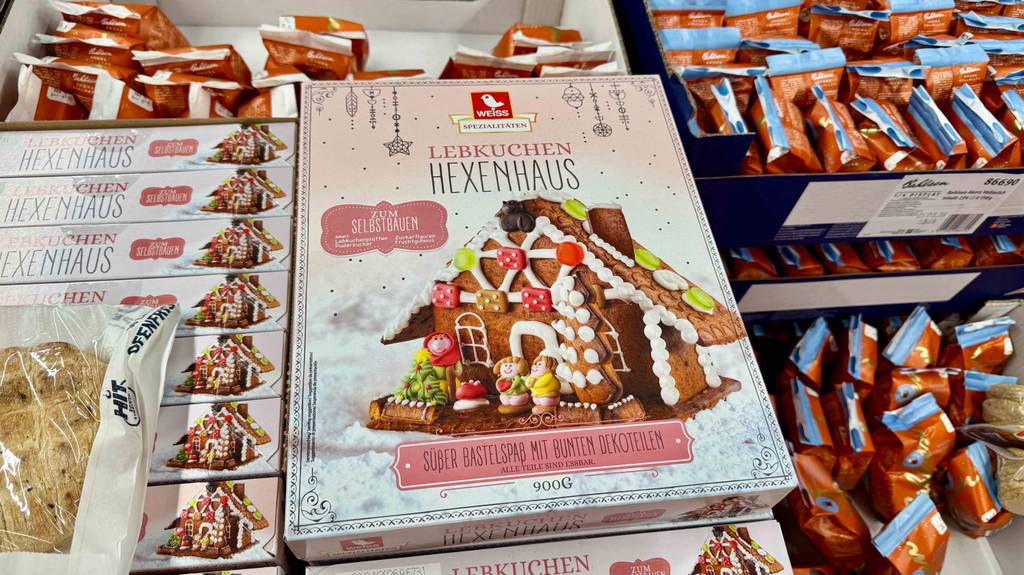 Im Test: Das Lebkuchenhaus zum Zusammenbauen befindet sich in einer 900-g-Schachtel in einem Süßwarenregal.