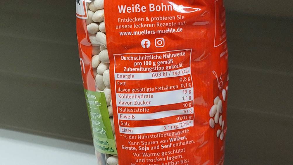 Weiße Bohnen im Test: Nahaufnahme der Seite der Verpackung mit Nährwerten.