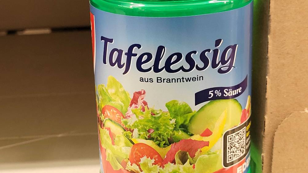 Weißer Essig getestet: Nahaufnahme des Labels auf der Vorderseite.