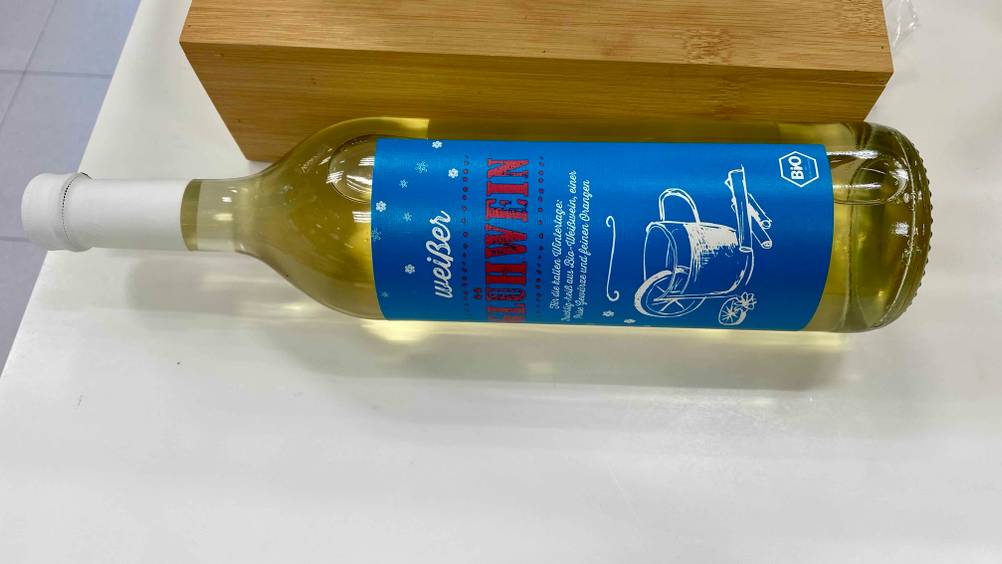 Im Test: Eine Flasche Glühwein liegt horizontal auf einer hellen Fläche.