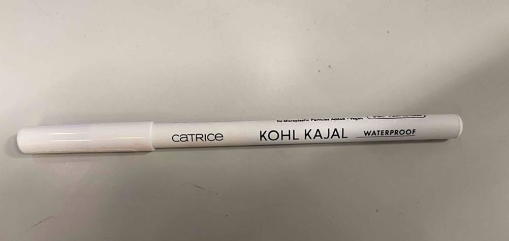 Auf einer hellen Fläche liegt der weiße Kajal im Test.