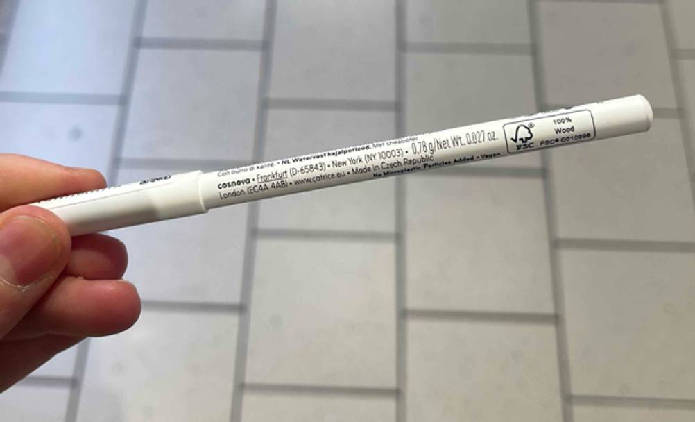 Eine Hand hält den getesteten weißen Kajal.