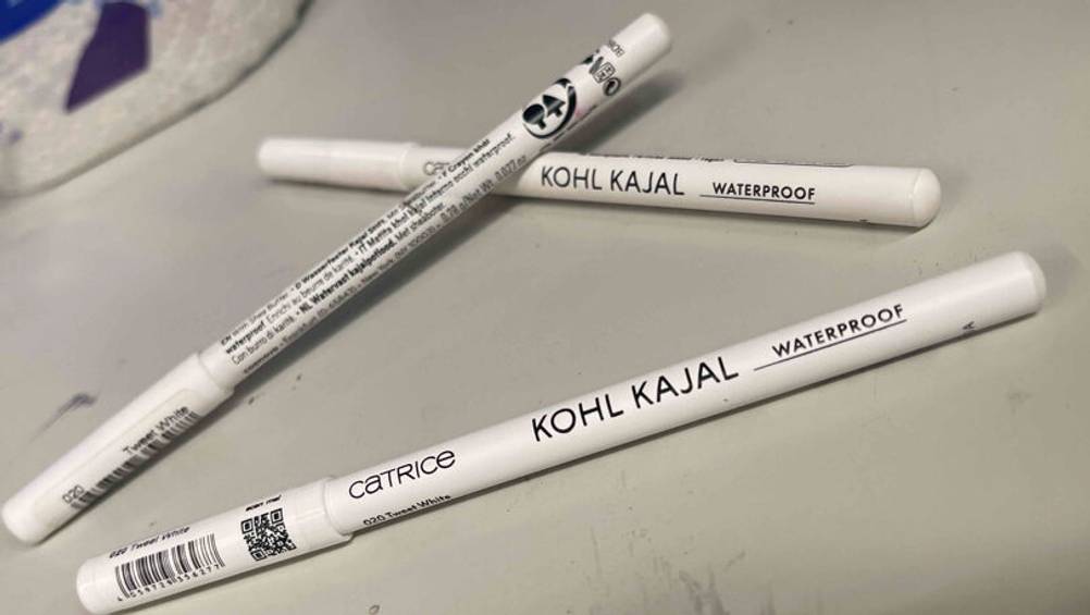 Weißer Kajal getestet: Drei Stifte liegen auf einer hellen Fläche.