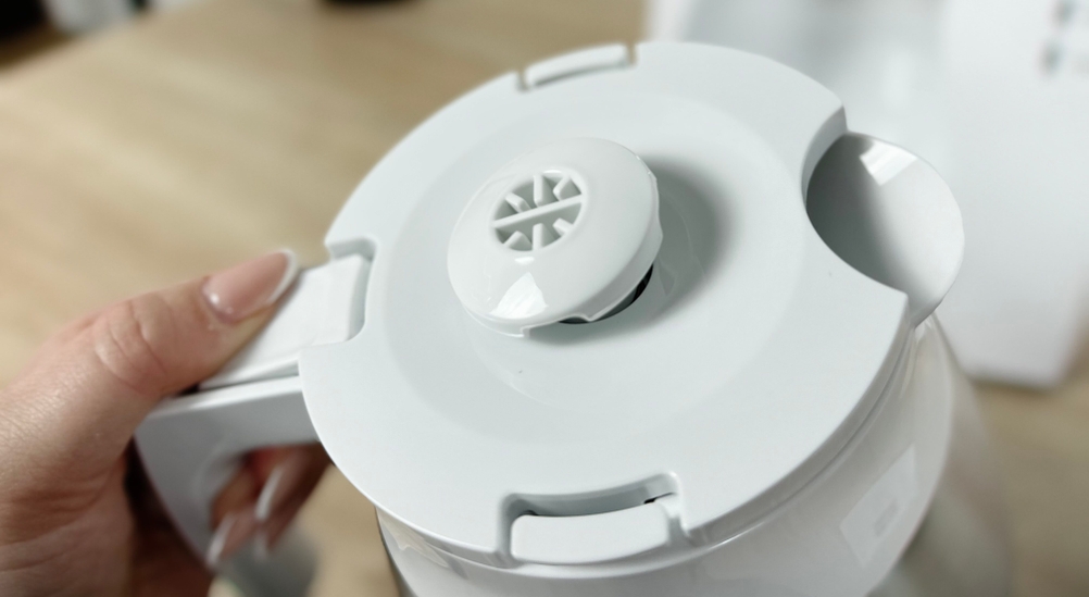 Der Deckel der Thermoskanne der Melitta Look V Perfection ist zu sehen. Die Verschlussmechanik ist geschlossen.